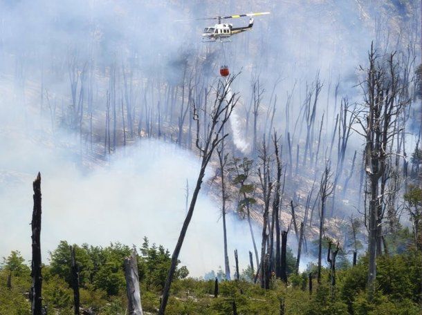 Chubut: un rayo desató un incendio en Lago Puelo y el desastre ya supera las 3.000 hectáreas quemadas