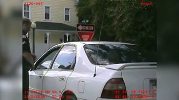 exceso policial: difunden un video de como un oficial abusa de un detenido exceso policial: difunden un video de como un oficial abusa de un detenido