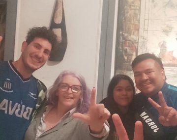 La vecina de Cristina tras recibir a militantes en su casa: Son unos bombones