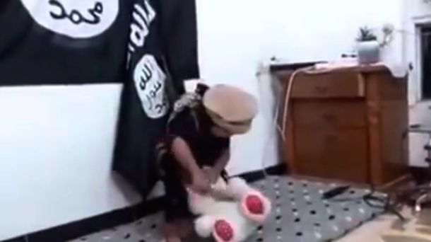 Impactante: mirá cómo ISIS entrena a niños y lo alienta para decapitar un peluche