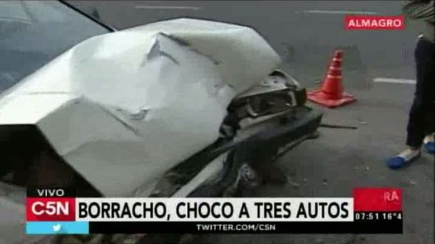 Borracho perdió el control de su auto y chocó tres vehículos estacionados