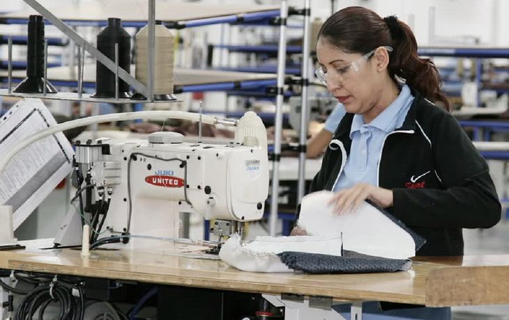 Taller de ropa, industria textil - Crédito: Télam