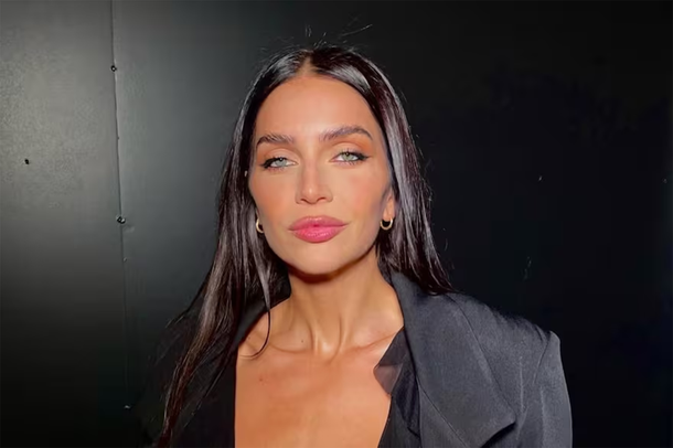 Chau microbikini: Zaira Nara se sacó la parte de arriba y posó solo con un accesorio