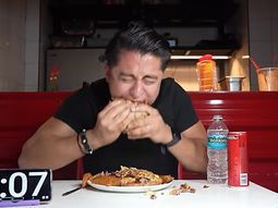 Youtuber comió una hamburguesa mortal en menos de 5 minutos y se volvió viral