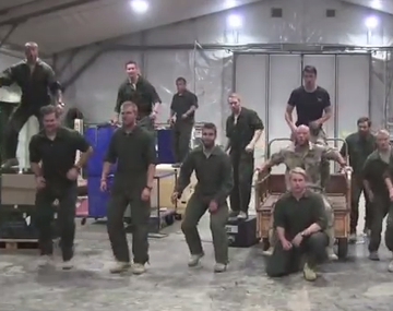 Soldados en Afganistán son furor por parodiar Grease