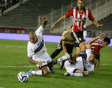Estudiantes y Gimnasia igualaron con dos penales en el inicio de cada tiempo
