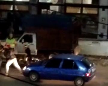 Espectacular pelea de tránsito frente a una escuela de boxeo