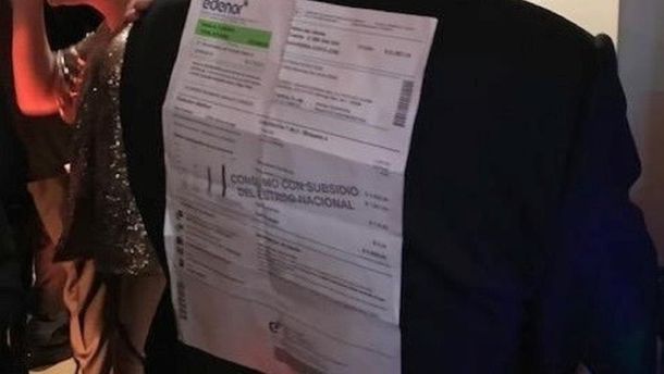 Les pidieron llevar algo luminoso a una fiesta de gala y él se pegó una boleta de luz en la espalda