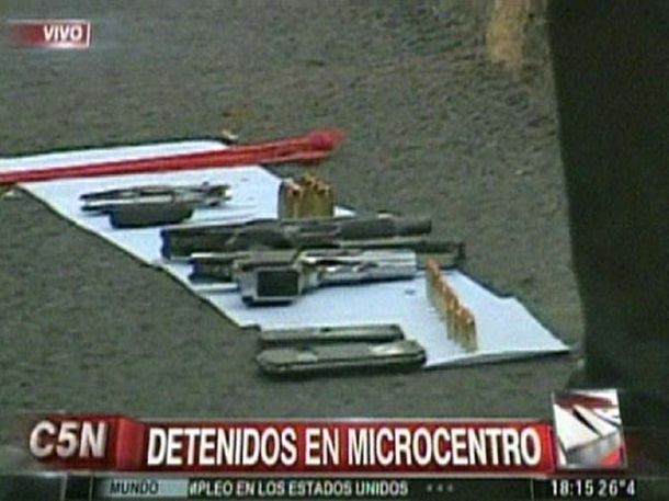 Dos personas fueron detenidas con armas de fuego: serían barras de River