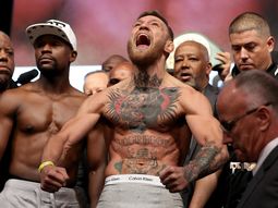 McGregor en pleno pesaje McGregor en pleno pesaje