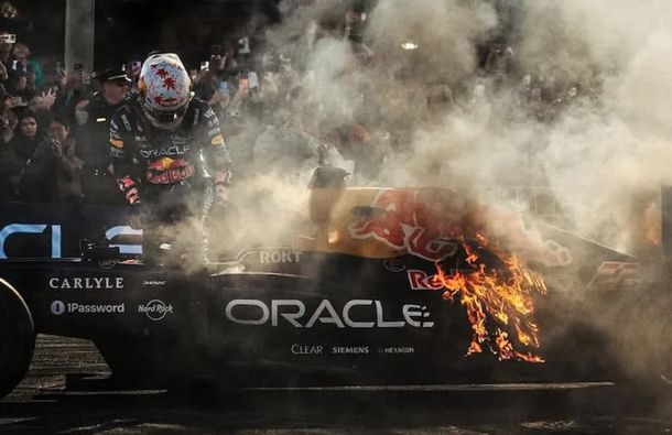 Impactante incendio del auto de un ex Fórmula 1 en una exhibición en San Francisco