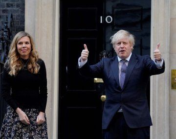 Reino Unido: Boris Johnson y su mujer, Carrie, recibieron decenas de invitados en cuarentena