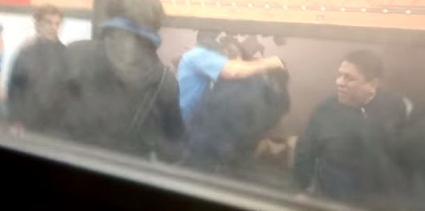VIDEO: Un colectivero, a las piñas con un pasajero en el Metrobus