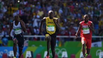 en su primera presentacion, usain bolt corrio al trote y se quedo con su serie en su primera presentacion, usain bolt corrio al trote y se quedo con su serie