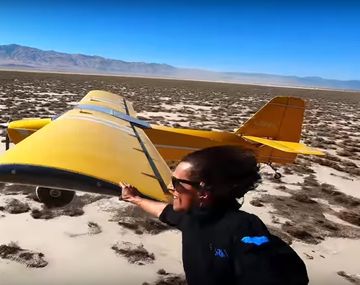 Tocó el ala de un avión desde un helicóptero