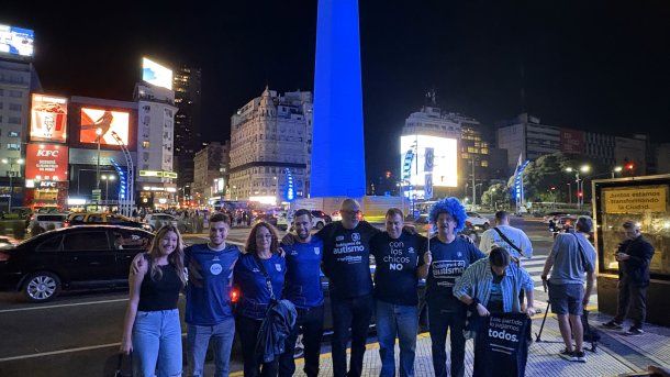 El Obelisco y todas las pantallas gigantes a su alrededor se coordinaron para concientizar sobre autismo