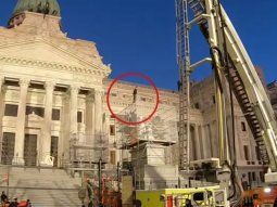 Así rescataron al hombre que se trepó por un andamio en la fachada del Congreso