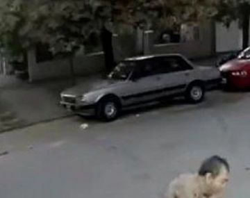 Enfrentó con un machete a un ladrón y lo escrachó en cámara