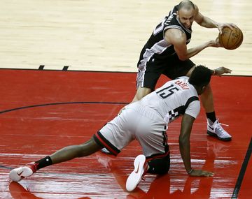 El suizo Clint Capela de Houston Rockets ante el argentino Manu Ginobili de San Antonio Spurs