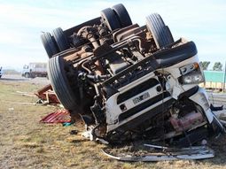 Dos muertos al chocar un camión contra una camioneta en Tornquist