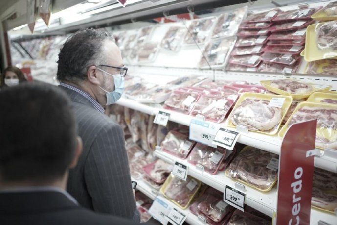 El ministro de Desarrollo Productivo, Matías Kulfas, revisa los precios de la carne en un supermercado - @KulfasM