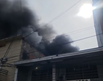 Un voraz incendio destruye un galpón lindero a una escuela en Parque Patricios