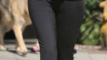 ella no teme acomodarse el escote en publico ella no teme acomodarse el escote en publico