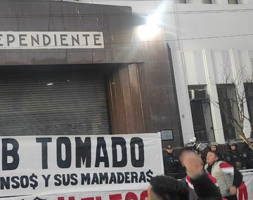 Arde Independiente: graves incidentes en la sede