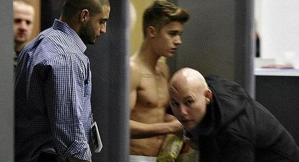 Justin Bieber se tuvo que desnudar en un aeropuerto