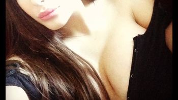 Sorry boys theonly thing I blow is kisses (Perdón chicos, lo único que soplo son besos) Sorry boys theonly thing I blow is kisses (Perdón chicos, lo único que soplo son besos)