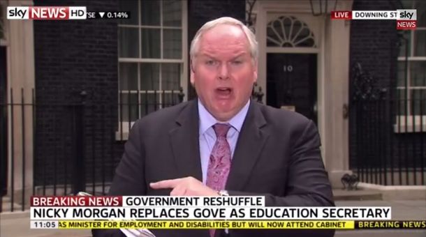 VIDEO: Un periodista se traga una mosca cuando daba un informe en un móvil en vivo