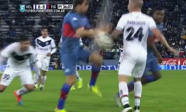 Vélez-Tigre tuvo de todo...¡hasta jugaron al básquet!