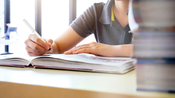 La nueva beca está destinada a estudiantes de escuelas secundarias de todo el país. La nueva beca está destinada a estudiantes de escuelas secundarias de todo el país.