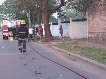 Una pareja incendió la habitación de un albergue transitorio porque le reclamaban el fin del turno