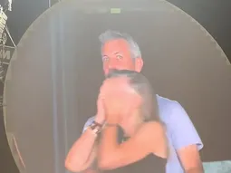 Quiénes son los amantes que protagonizaron un escándalo en el show de Coldplay
