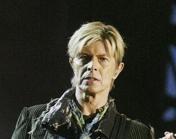 Subastan un manuscrito de David Bowie por más de US$200 mil