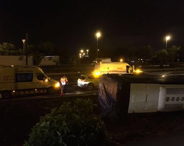 Un micro con turistas volcó en Barcelona