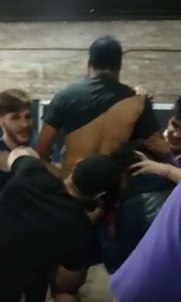 Rugbiers agresivos lastimas con dureza los glúteos de un compañero