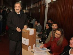 alfonsin contra massa: el frente renovador es noventista alfonsin contra massa: el frente renovador es noventista