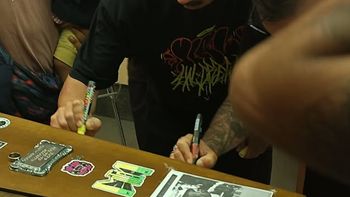 ultimo adios en moron: amigos y colegas de mike dee lo despidieron firmandole el ataud ultimo adios en moron: amigos y colegas de mike dee lo despidieron firmandole el ataud