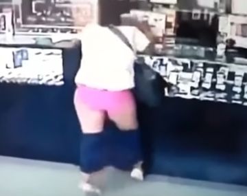 Se le caen los pantalones durante un robo