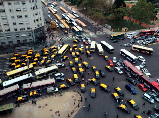 Arrancó Uber y estalló la polémica: taxis realizan cortes en toda la Capital