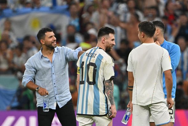 Kun Agüero destrozó a un periodista para defender a Messi: Chupamedia