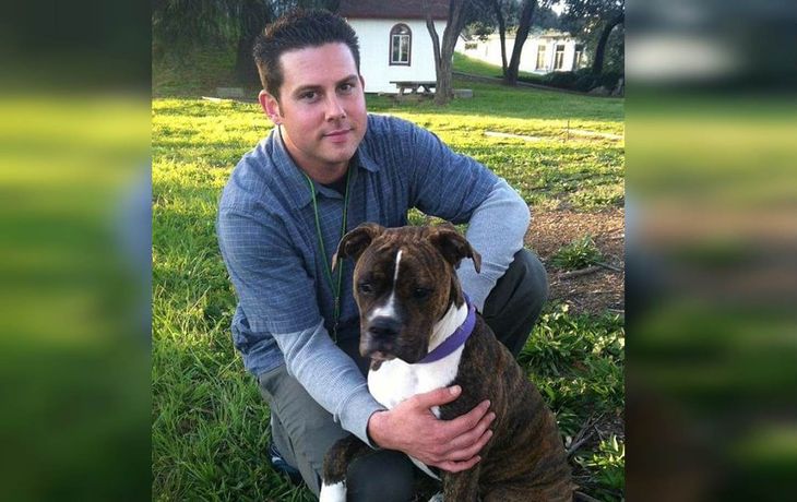 Perra despide a su amo Perra despide a su amo