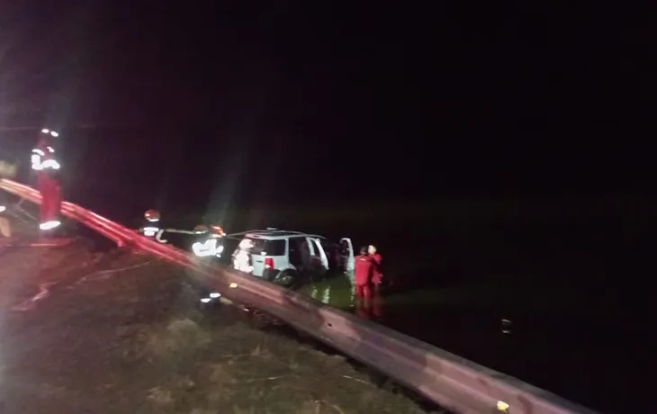 La camioneta hundida en la laguna, en pleno rescate. Foto: Infohuella La camioneta hundida en la laguna, en pleno rescate. Foto: Infohuella
