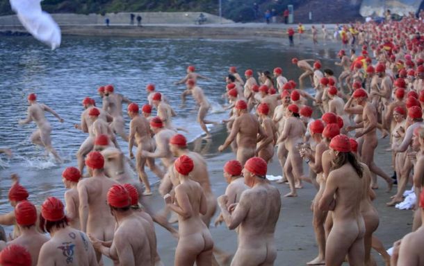 Se tiraron desnudos al río para festejar el invierno