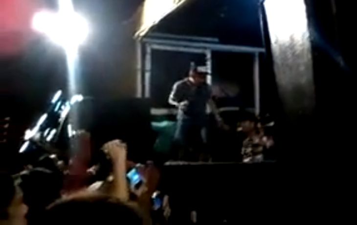 Asesinan a un cantante en medio de un recital