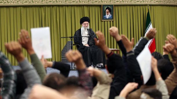 Ali Khamenei ante estudiantes de Teherán.