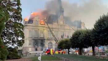 El edificio incendiado en Limoges. El edificio incendiado en Limoges.