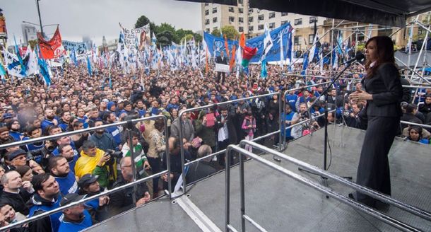 Cristina Kirchner con los tribunales de Comodoro Py en el fondo